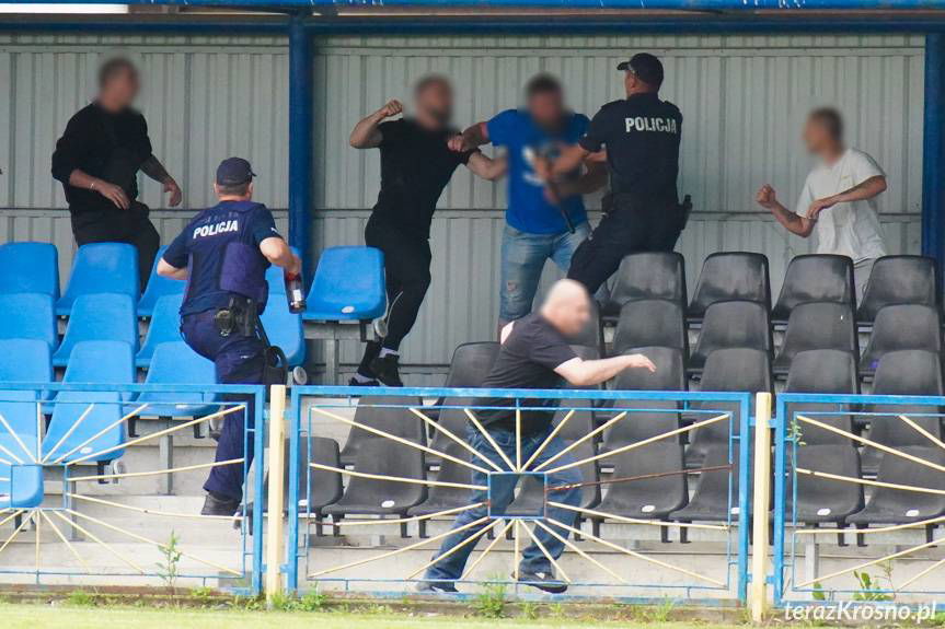 Bójka na trybunie w Jedliczu. Policja użyła gazu, interweniowało pogotowie