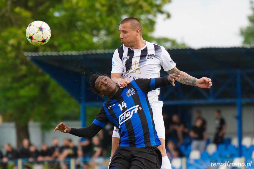 Bójka na trybunie w Jedliczu. Policja użyła gazu, interweniowało pogotowie