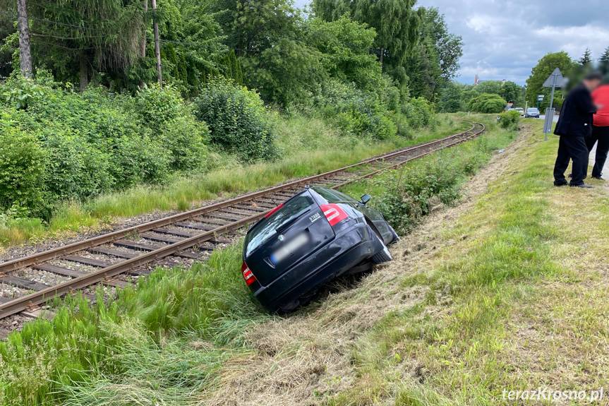 Niezabezpieczona skoda zjechała z drogi