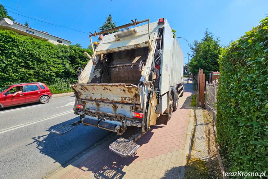 Zderzenie osobówki ze śmieciarką