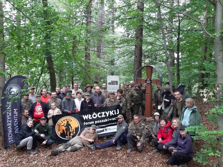 Nowy krzyż w lesie nad Mikowem