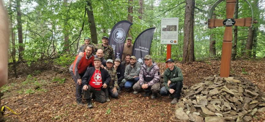 Nowy krzyż w lesie nad Mikowem