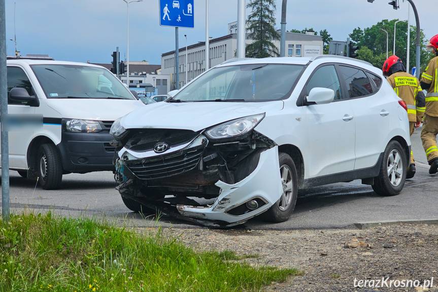 Kolizja samochodu ciężarowego z osobowym