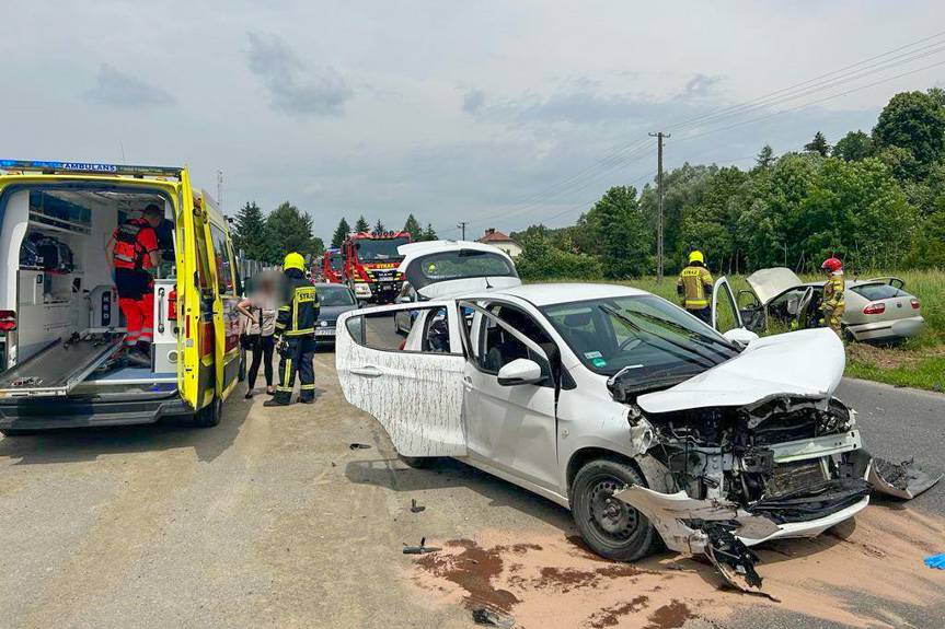 Zderzenie samochodów osobowych w Wesołej. Są poszkodowani