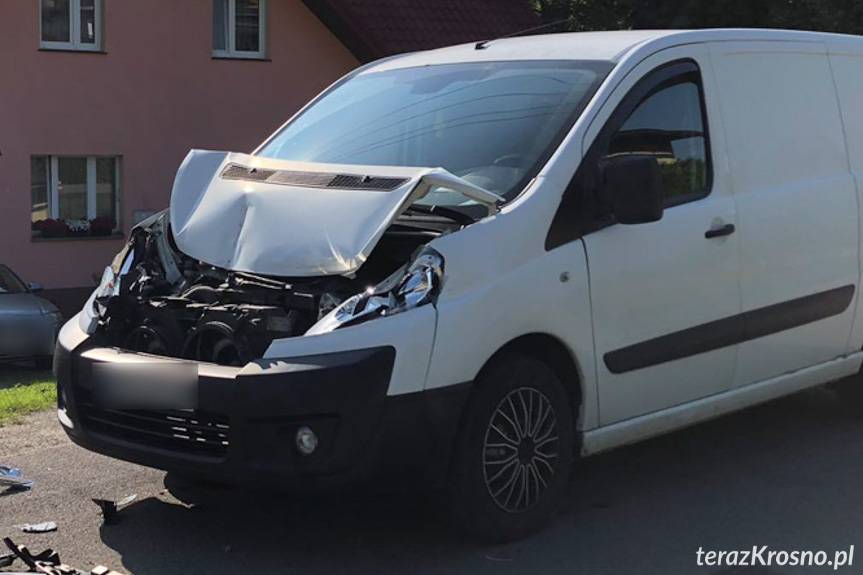 Kolizja wozu strażackiego i pożar w jednym z domów w Lubatowej