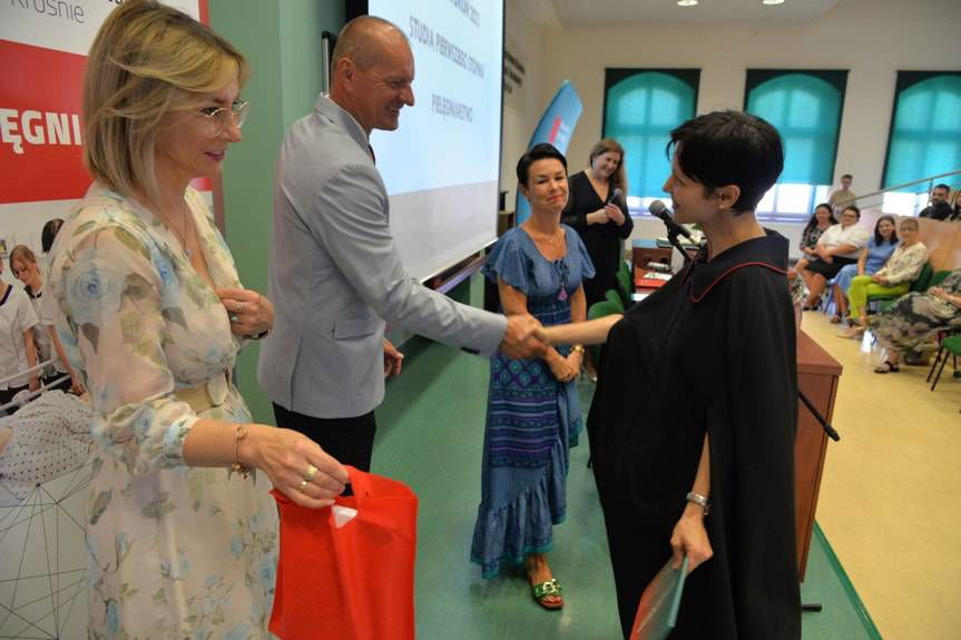 Czepkowanie w Krośnie. Absolwenci pielęgniarstwa otrzymali symbol zawodu i złożyli ślubowanie