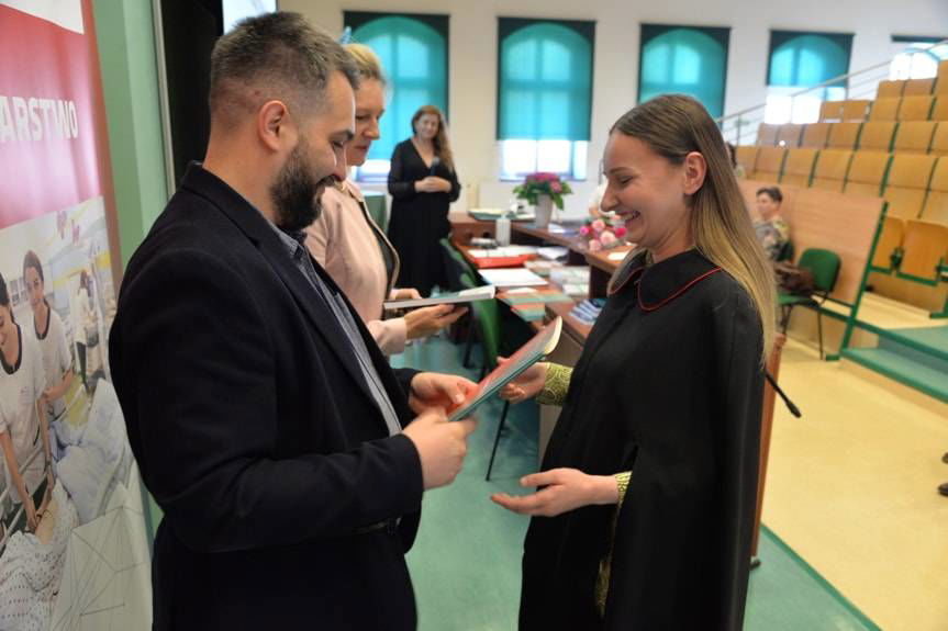 Czepkowanie w Krośnie. Absolwenci pielęgniarstwa otrzymali symbol zawodu i złożyli ślubowanie