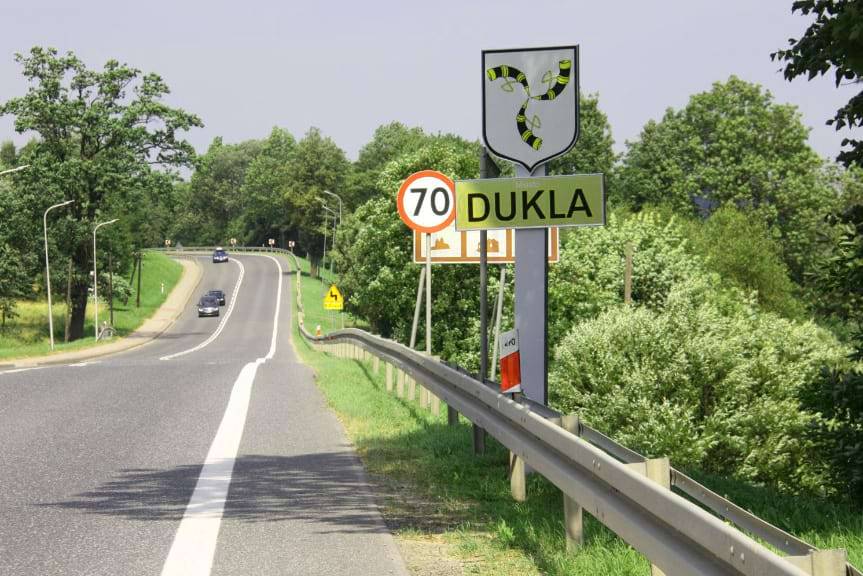 Wymieniono herby i tablice na nowe