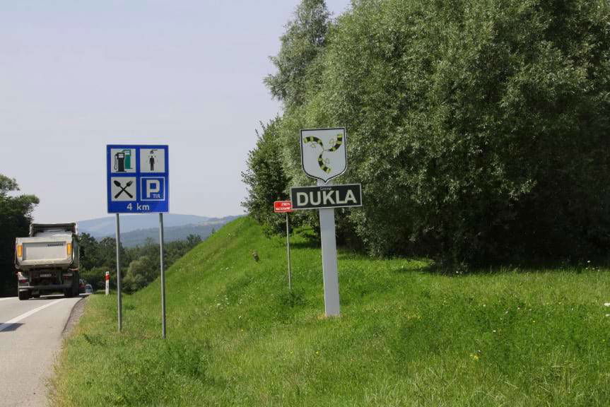 Wymieniono herby i tablice na nowe