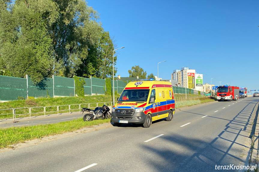 Krosno: samochód traci koło, motocyklista traci równowagę