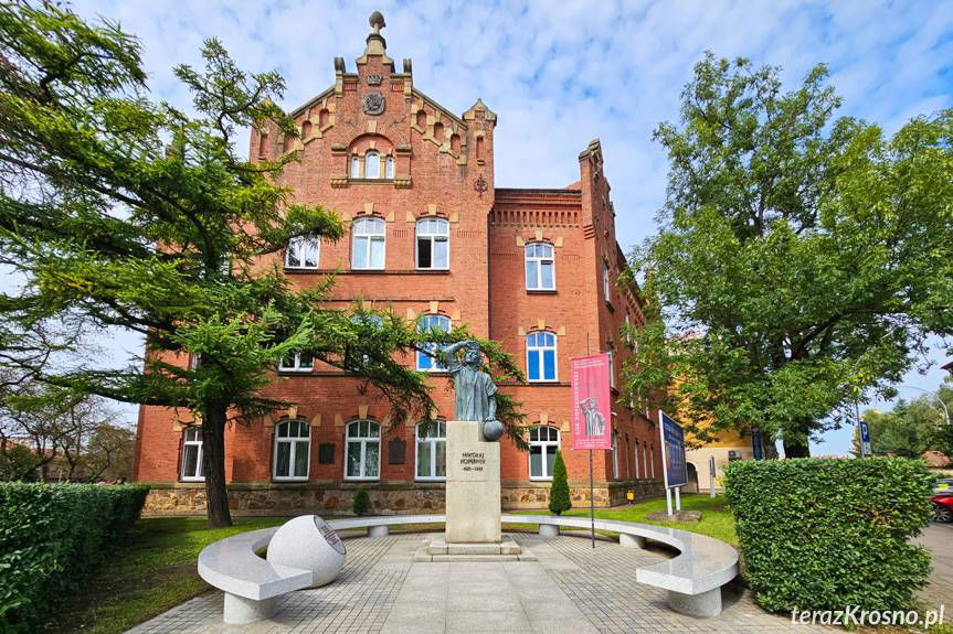 Inauguracja roku szkolnego w Koperniku. Odsłonięto nową ławeczkę przy pomniku