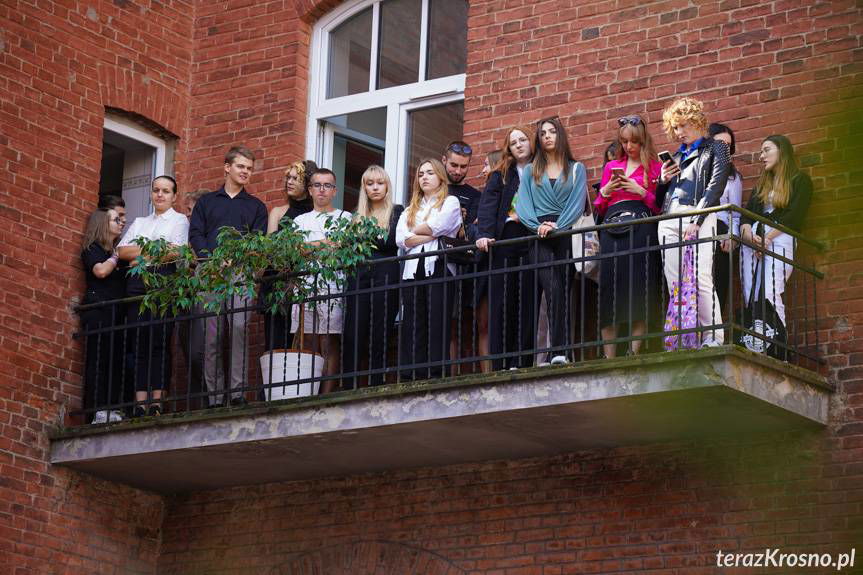 Inauguracja roku szkolnego w Koperniku. Odsłonięto nową ławeczkę przy pomniku