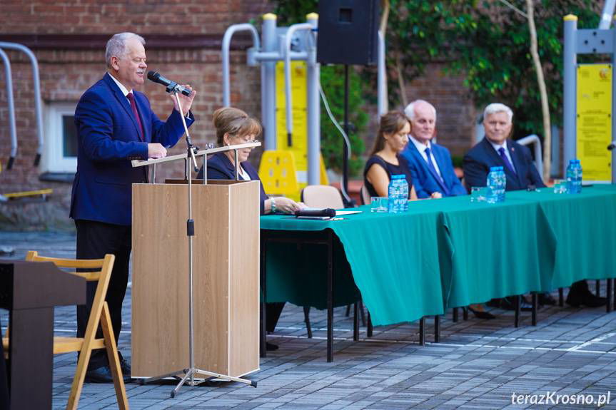 Inauguracja roku szkolnego w Koperniku. Odsłonięto nową ławeczkę przy pomniku