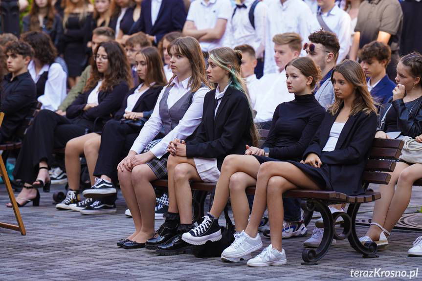 Inauguracja roku szkolnego w Koperniku. Odsłonięto nową ławeczkę przy pomniku