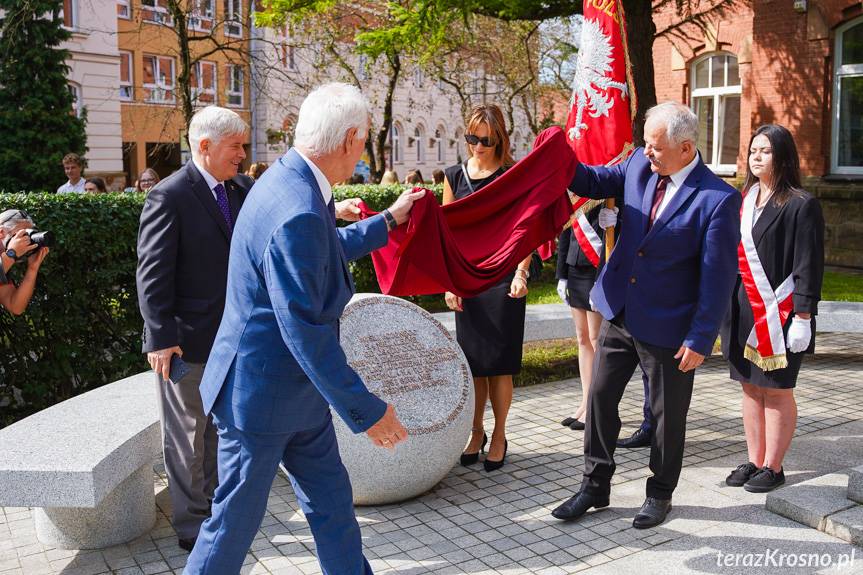 Inauguracja roku szkolnego w Koperniku. Odsłonięto nową ławeczkę przy pomniku