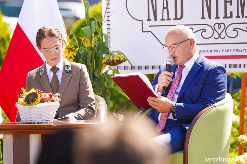 Narodowe czytanie. Obok starostwa można było posłuchać "Nad Niemnem"