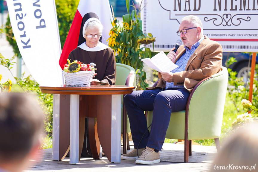 Narodowe czytanie. Obok starostwa można było posłuchać "Nad Niemnem"