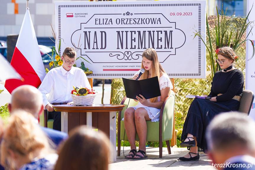 Narodowe czytanie. Obok starostwa można było posłuchać "Nad Niemnem"