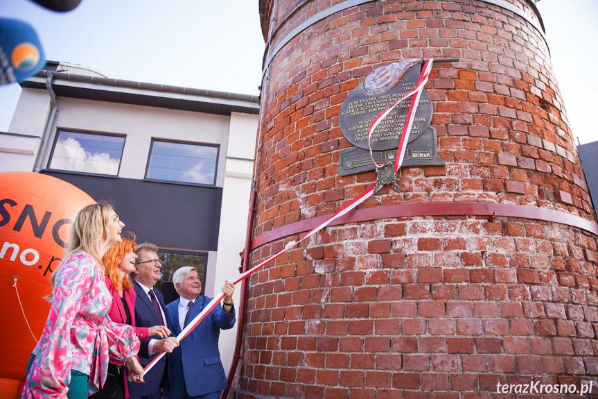 Murale i tablica na 100-lecie szkła w Krośnie