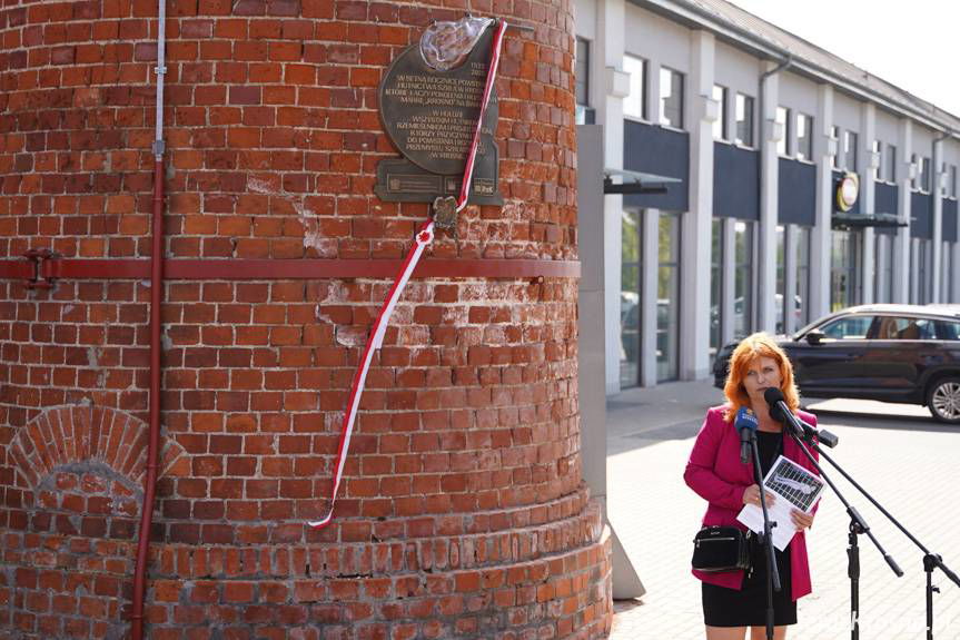 Murale i tablica na 100-lecie szkła w Krośnie