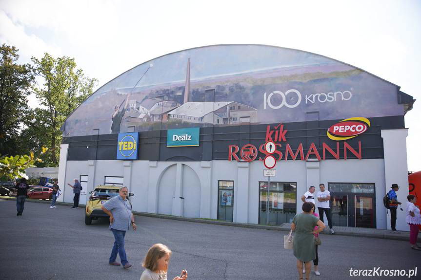 Murale i tablica na 100-lecie szkła w Krośnie