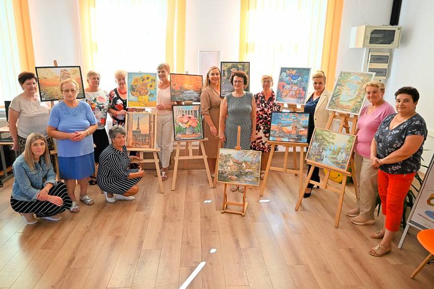 Seniorzy z Rogów prezentują swoje prace