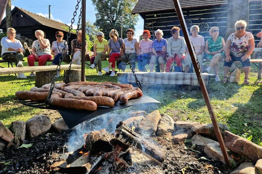 Ognisko, śpiew i wspomnienia. Spotkanie seniorów z terenu gminy Miejsce Piastowe