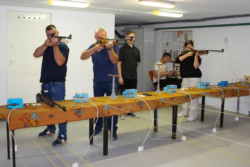 Strażacy rywalizowali na strzelnicy sportowej