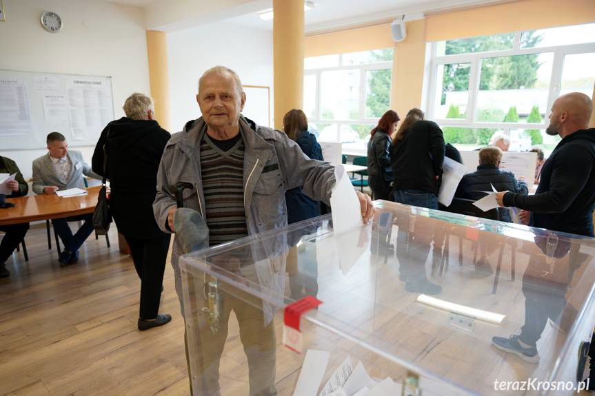 Dzień wyborów. Mieszkańcy Krosna i powiatu głosują. Znamy frekwencję do godz. 17 [ZDJĘCIA]