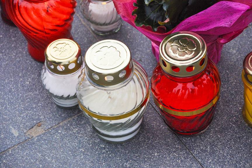 Chcesz, by znicz palił się dłużej? Jest na to prosty sposób