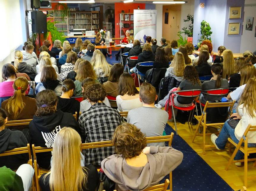 Wywodzę się z poezji… Urszula Honek w KBP