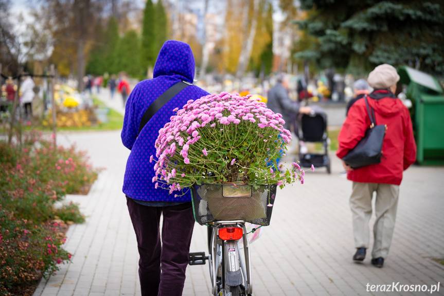 Ostatnie przygotowania do dnia Wszystkich Świętych [ZDJĘCIA]
