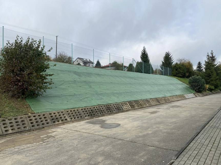 Skarpa przy szkole zabezpieczona