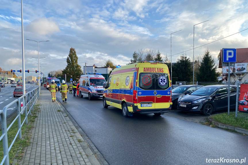 Zderzenie dwóch samochodów na skrzyżowaniu