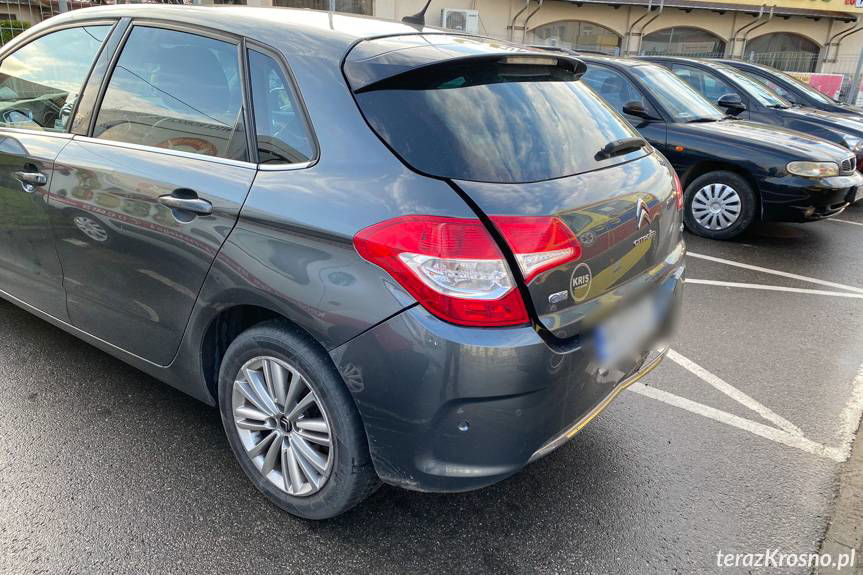 Zderzenie dwóch samochodów na skrzyżowaniu