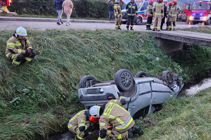 Wypadek w Golcowej, peugeot dachował w rowie