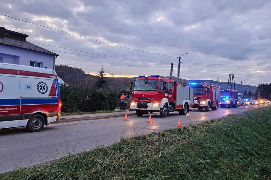 Wypadek w Golcowej, peugeot dachował w rowie