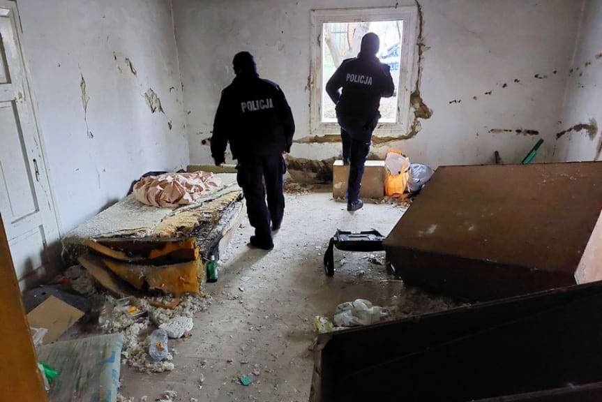 Policjanci kontrolują miejsca przebywania osób bezdomnych