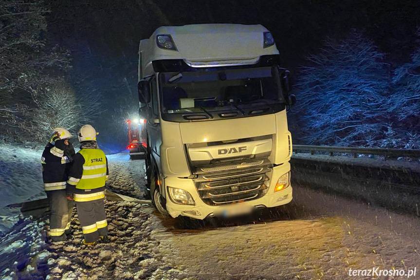 Tir wjechał w barierę. Utrudnienia na DK19