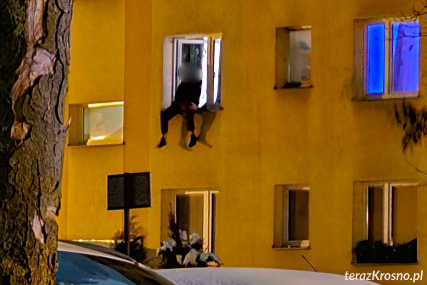 Mężczyzna siedział na parapecie. Interwencja służb