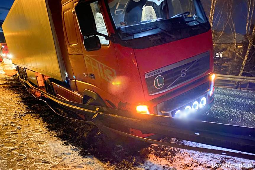 Ciężarówką wjechał w barierę