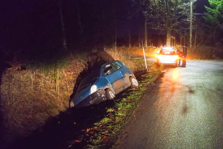 Mikrosamochód w rowie. Policja ustala, kto nim kierował