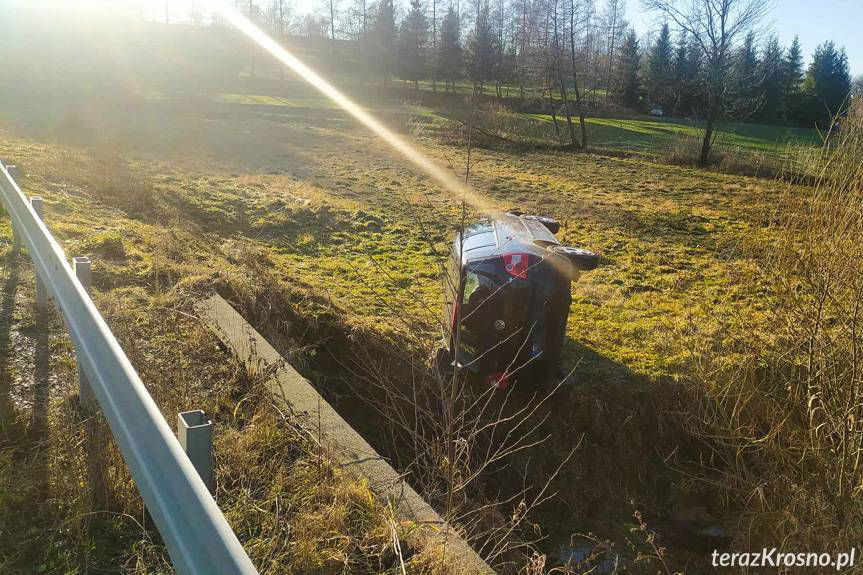 Volkswagen zatrzymał się na boku