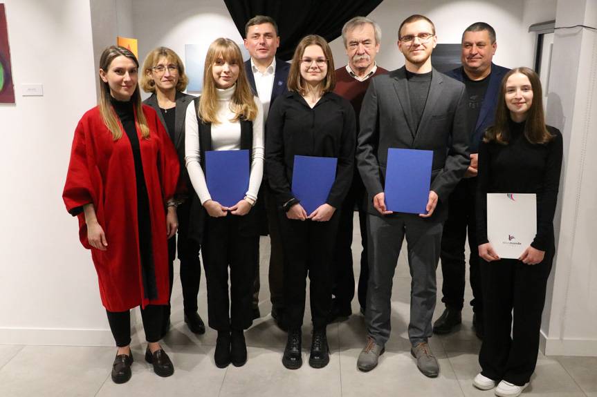 Wręczono stypendia pomostowe dla studentów