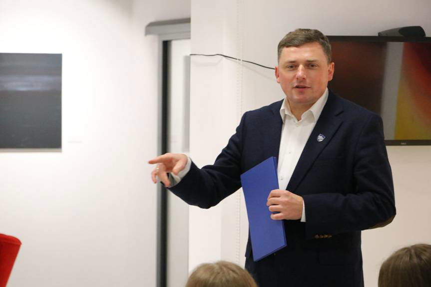 Wręczono stypendia pomostowe dla studentów