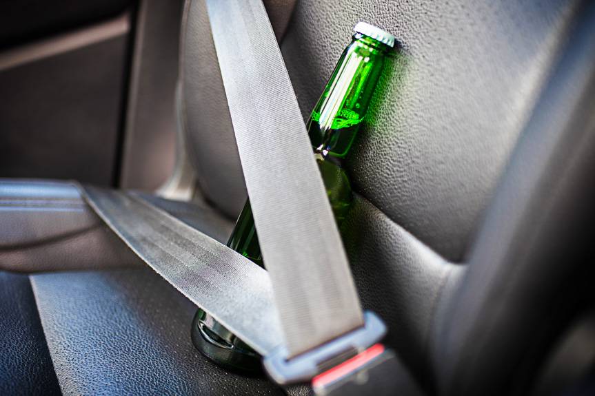 Czy pasażer w samochodzie może pić alkohol?