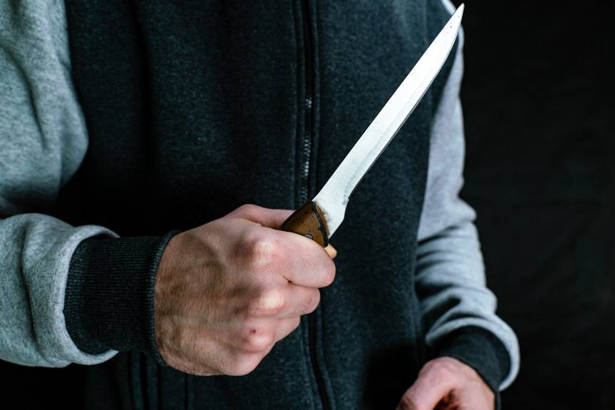 Atakował na ulicy przypadkowe osoby. Policja poszukuje poszkodowanych