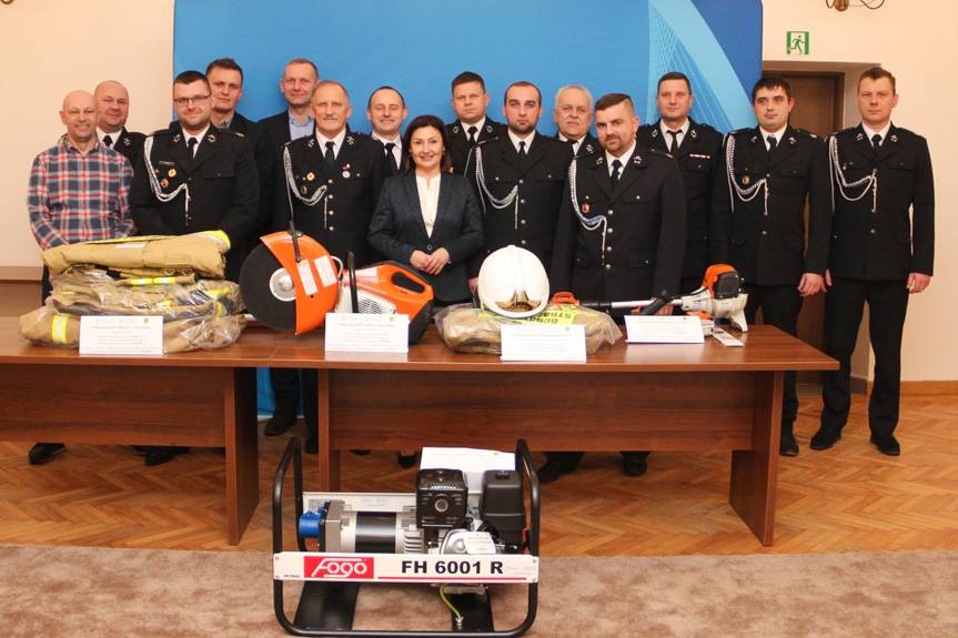 Strażacy z gminy Jedlicze otrzymali dodatkowy sprzęt