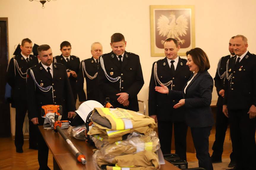 Strażacy z gminy Jedlicze otrzymali dodatkowy sprzęt