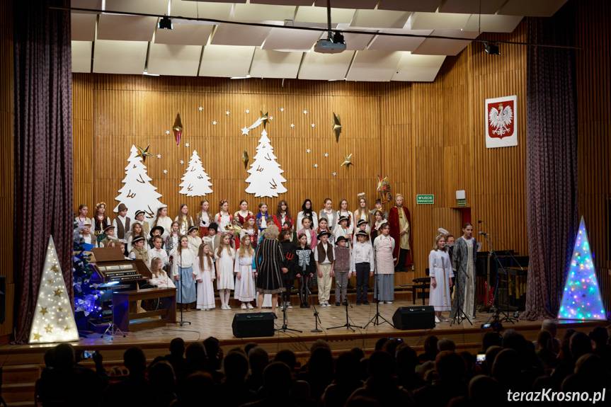Jasełka i koncert noworoczny [ZDJĘCIA]